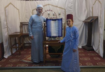 사마리안 사제와 토라를 든 어린이